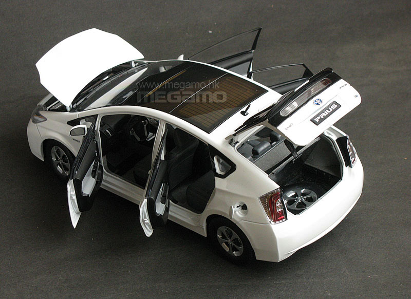 1/18 Toyota Prius White 2012 Dealer Ed.