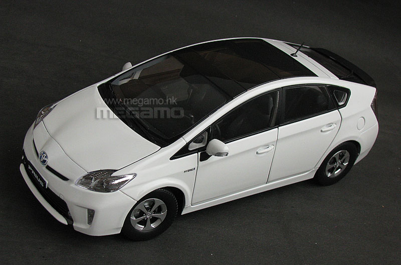1/18 Toyota Prius White 2012 Dealer Ed