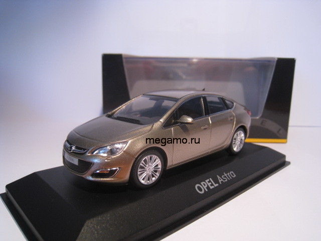 1/43 Minichamps Opel Astra gold