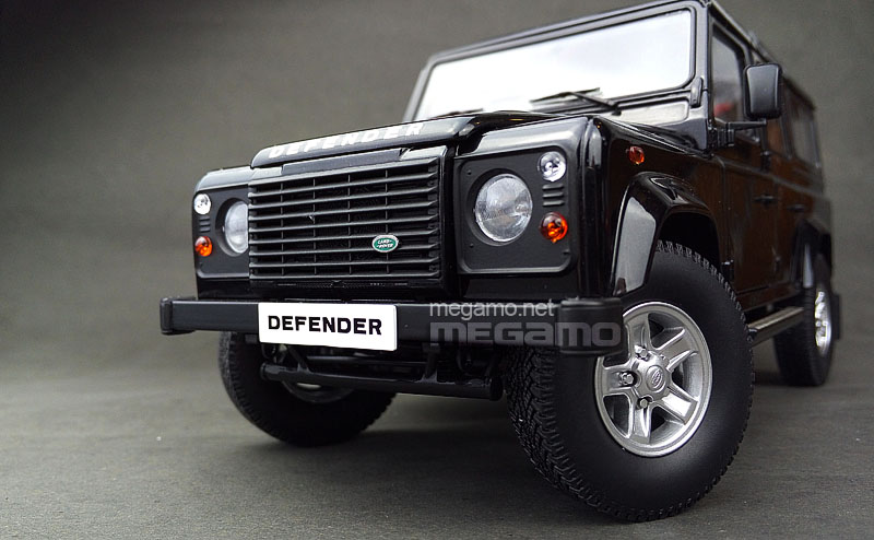 1/18 Land Rover Defender 5 door version Century Dragon Black